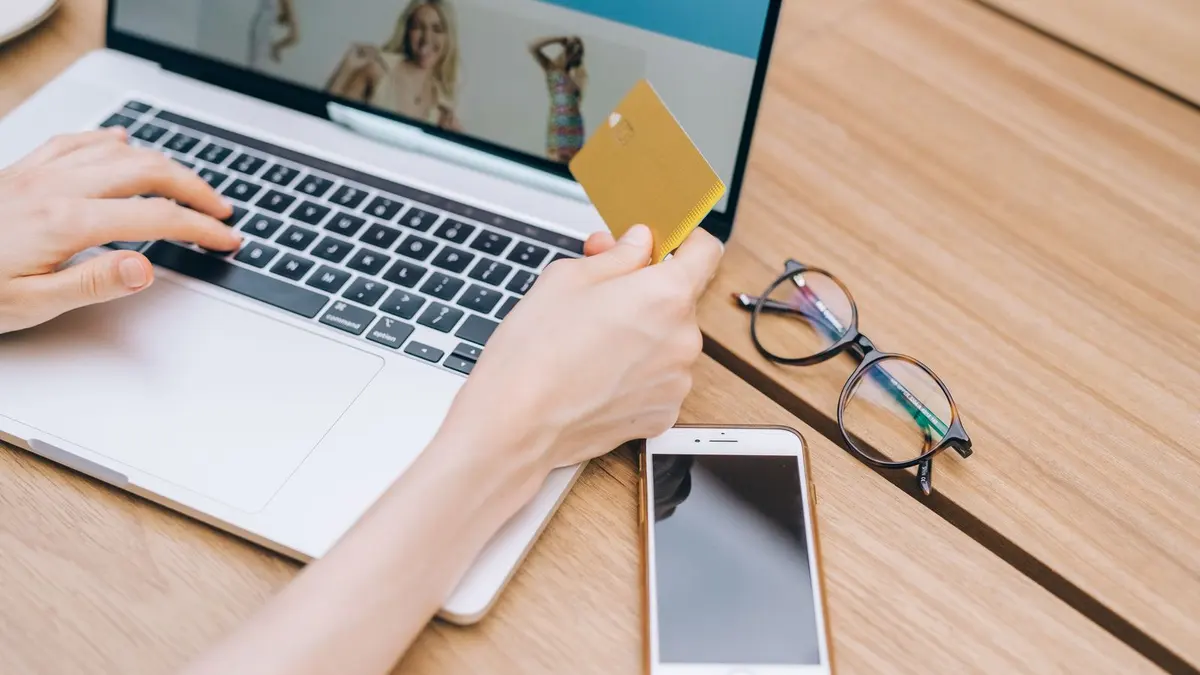 Écran de paiement en ligne montrant trois échéances et une carte bancaire posée à côté.